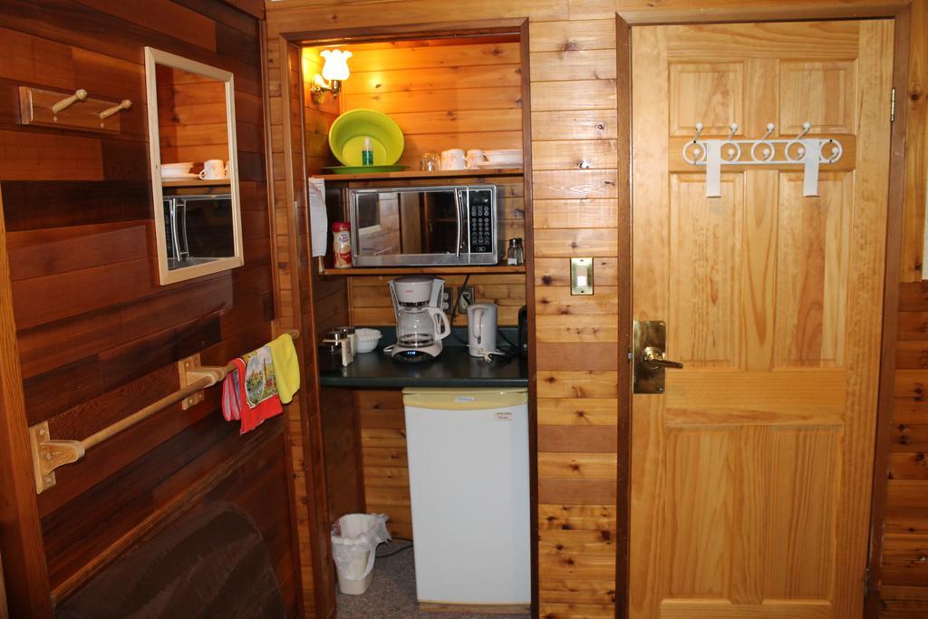 Celtic Haven Hotel Jasper National Park Room photo