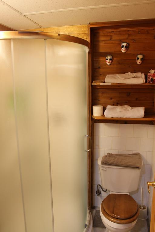 Celtic Haven Hotel Jasper National Park Room photo